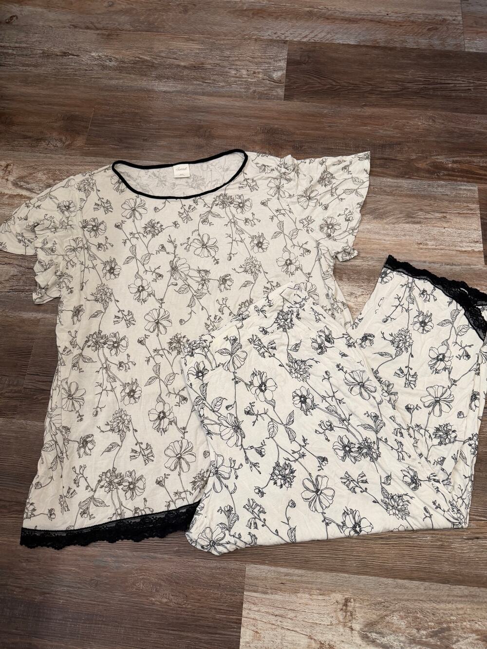 Soma short sleeve/capri leg flower lace cool pajama set white black sz XXL EUC